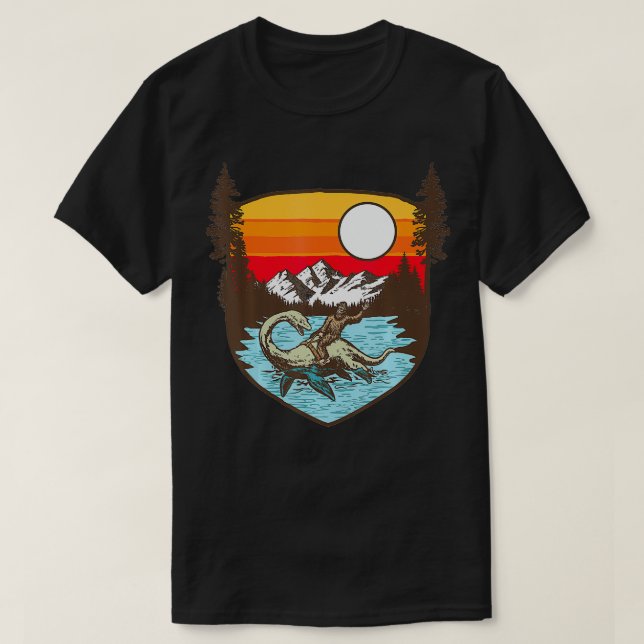 Camiseta Bigfoot Riding Nessie Mountains Trees Funny 80s Su (Diseño del anverso)