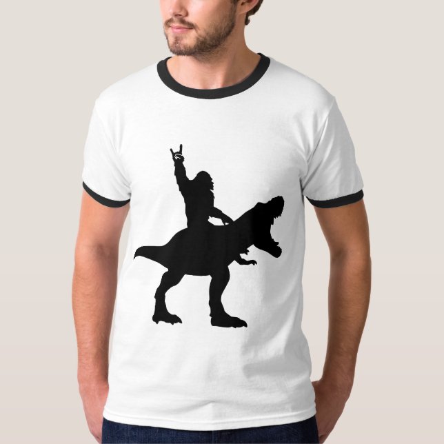 Camiseta Bigfoot Riding T-Rex (Anverso)