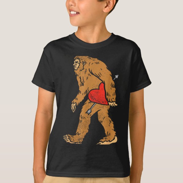 Camiseta Bigfoot Sasquatch Heart With Arrow Funny Valentine (Anverso)