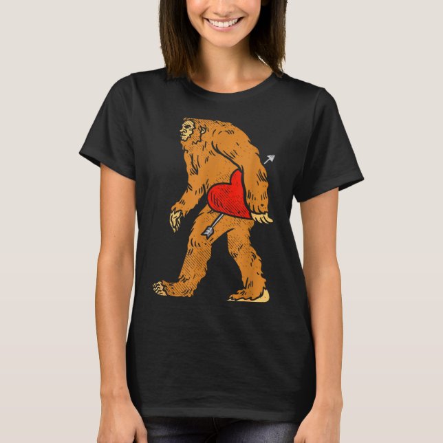 Camiseta Bigfoot Sasquatch Heart With Arrow Funny Valentine (Anverso)