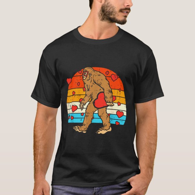 Camiseta Bigfoot Sasquatch Retro Heart Funny Valentines Day (Anverso)