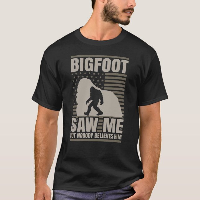 Camiseta Bigfoot Saw Me American Flag (Anverso)