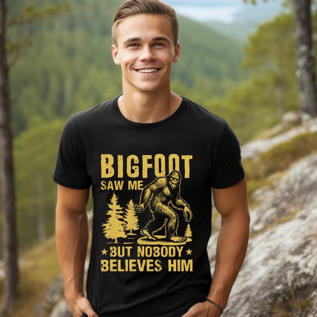 Camiseta "Bigfoot Saw Me But Nobody Believes Him" Forest (Subido por el creador)