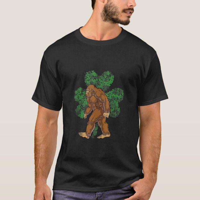 Camiseta Bigfoot St Patrick Día Green Shamrock Sasquatch (Anverso)