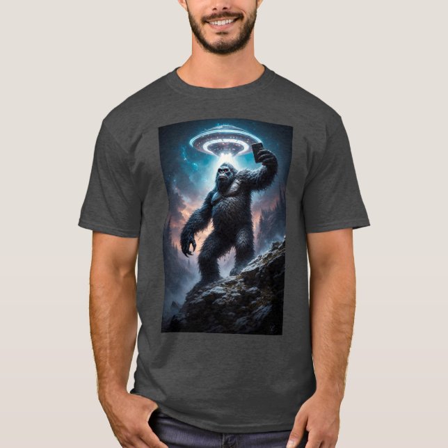 Camiseta Bigfoot taking a Selfie with UFOs (Anverso)