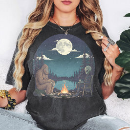 Camiseta Bigfoot y fogata alienígena en el lago Moon Lake A