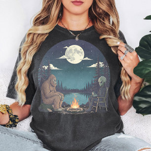 Camiseta Bigfoot y fogata alienígena en el lago Moon Lake A