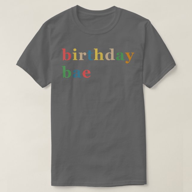 Camiseta Birthday Bae Apparel (Diseño del anverso)