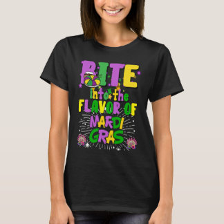 Camiseta Bite Into The Flavor Of King Cake Mardi Gras