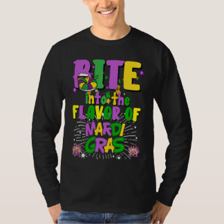 Camiseta Bite Into The Flavor Of King Cake Mardi Gras