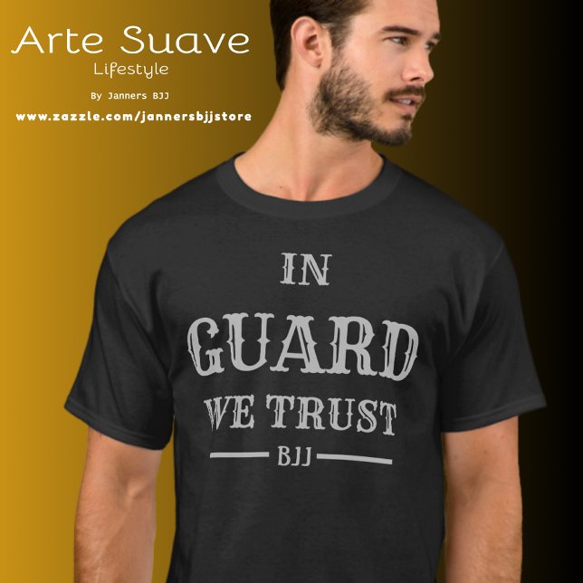 Camiseta BJJ en guardia confiamos en Jiu Jitsu brasileño (Man wearing a black t-shirt with "In Guard We Trust" printed in vintage ornate white font.)