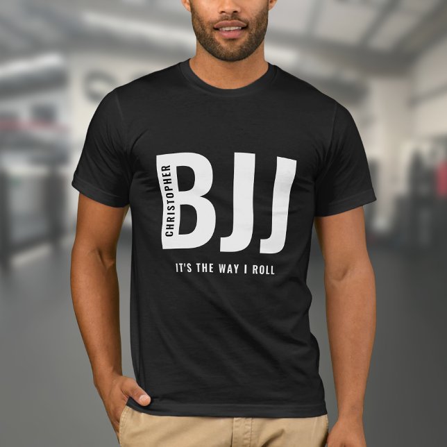 Camiseta BJJ La manera en que rollo agregar tu nombre Jiu J (Black Jiu Jitsu T-shirt with white BJJ printed on chest.)