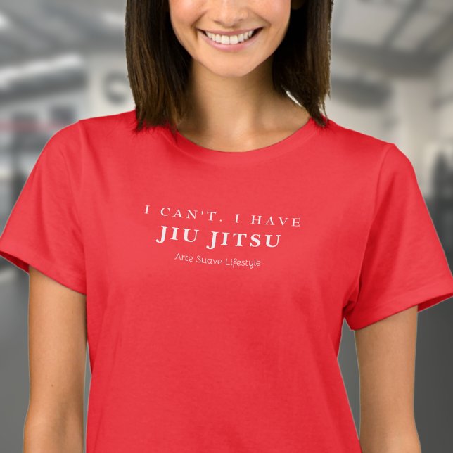 Camiseta BJJ: No puedo tener Jiu Jitsu Arte Suave Mujer (Woman wearing red BJJ tshirt in a gym.)
