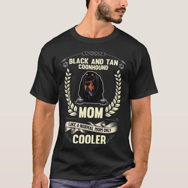Camiseta Black and Tan Coonhound Mom Like A Normal Mom Only (Anverso)