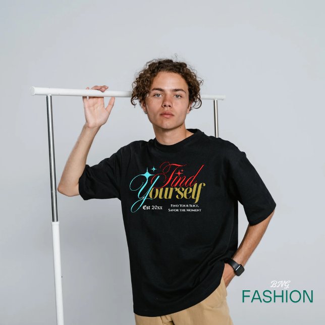 Camiseta Black and White Simple Elegant "Find Yourself " (Subido por el creador)