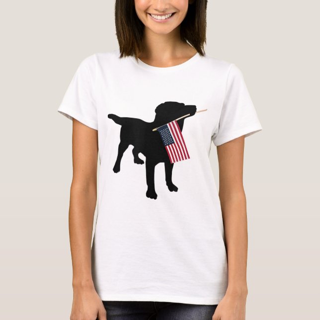 Camiseta Black Lab Dog Holding 4 de julio Bandera Patriótic (Anverso)