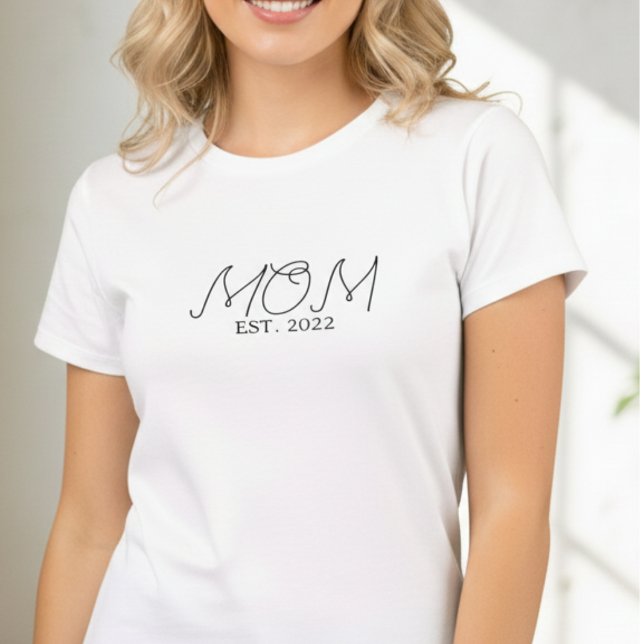 Camiseta Black Script MOM  Established 20XX  (Subido por el creador)