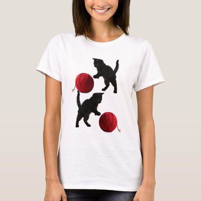 Camiseta Black Silhouette Kitty, with red wool Ball (Anverso)