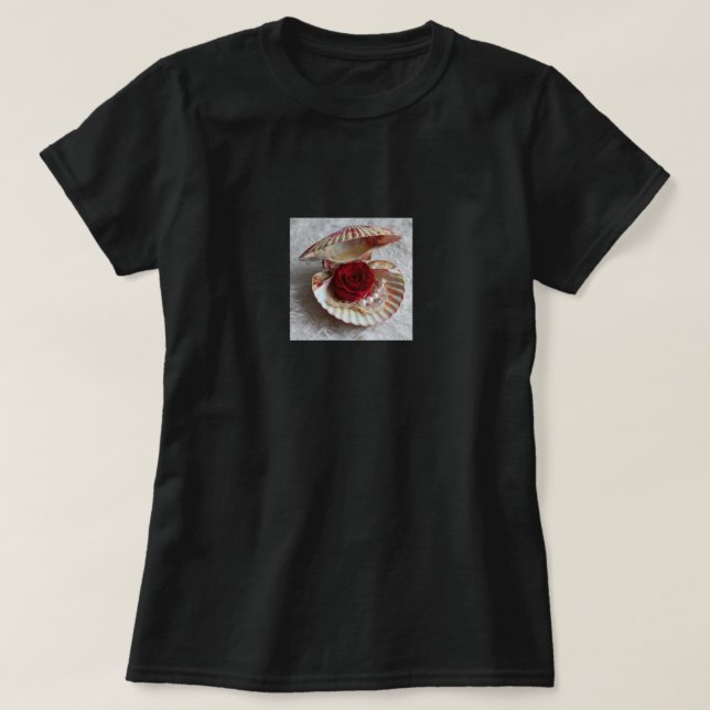 Camiseta Black T-Shirt with Open Seashell, Rose & Pearl Ele (Diseño del anverso)