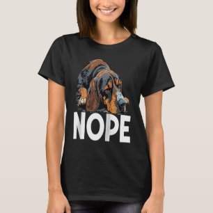 Camiseta Black Tan Coonhound Nope Lazy Cute Sleeping Dog Ra