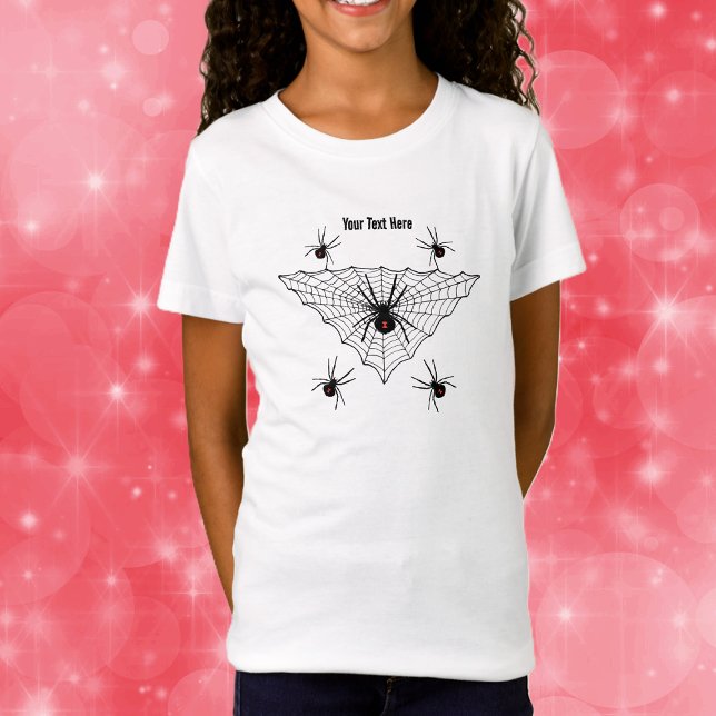 Camiseta Black Widow spiders in Web Red Hourglass Markings (Creepy black widow spiders in black web on Halloween kids tee shirt.)