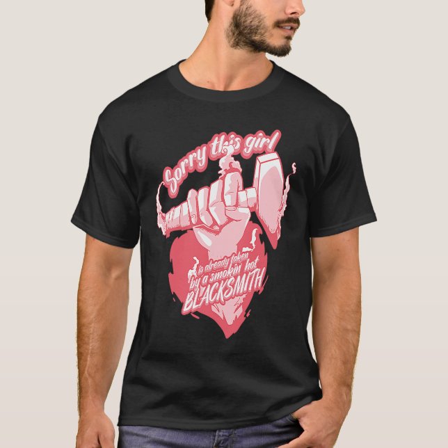 Camiseta Blacksmiths Wife Proud Girl Blacksmithing (Anverso)