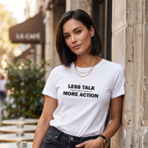 Camiseta blanca con cita moderna 'Menos charla, má