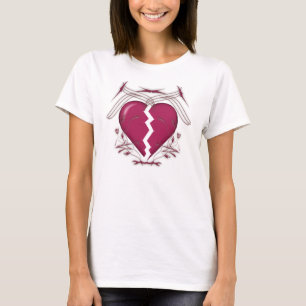 Camiseta blanca con corazón roto y arte tribal