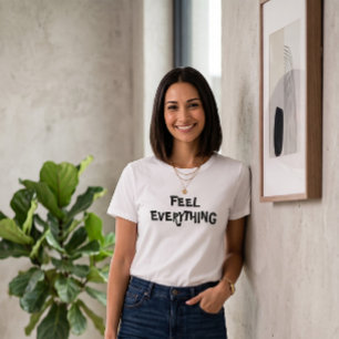 Camiseta blanca con eslogan 'Siente Todo' Modern