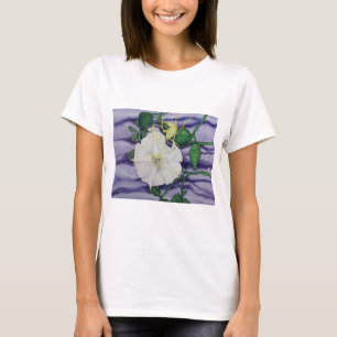 Camiseta blanca con la flor blanca en la lavanda