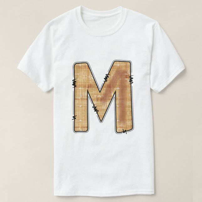 Camiseta blanca con letra M rústica en textura de  (Diseño del anverso)