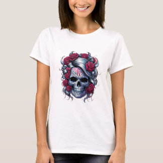 Camiseta blanca de calavera con flores rojas