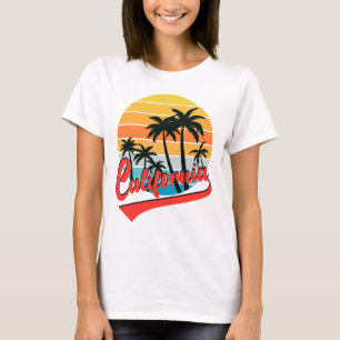 Camiseta blanca de mujer con puesta de sol retro d