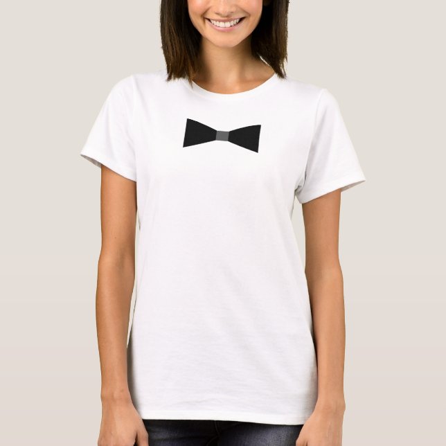 Camiseta blanca elegante con la pajarita (Anverso)