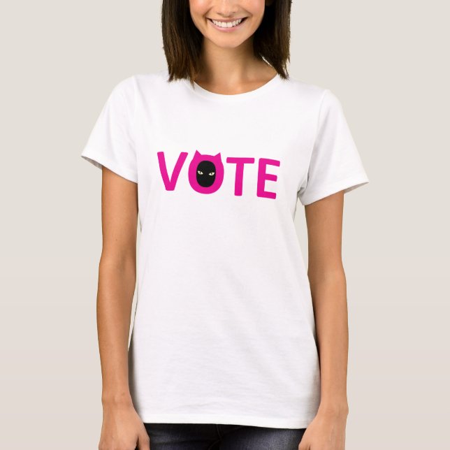 Camiseta blanca, palabra rosa VOTA con cara de gat (Anverso)