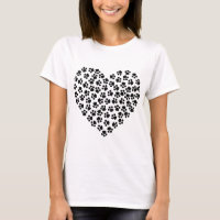 Camiseta blanca y negra en el corazón de la pata