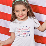 Camiseta Blancos rojos y quisquillosos fuegos artificiales<br><div class="desc">Personalizar esta camiseta BBQ del 4 de julio con tu apellido y el año en curso para celebrar el cumpleaños de Estados Unidos con estilo. Esta camiseta contiene la frase "RED,  WHITE & BBQ" y está decorada con pequeñas estrellas,  fuegos artificiales patrióticos y un cartel festivo.</div>