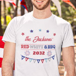 Camiseta Blancos rojos y quisquillosos fuegos artificiales<br><div class="desc">Personalizar esta camiseta BBQ del 4 de julio con tu apellido y el año en curso para celebrar el cumpleaños de Estados Unidos con estilo. Esta camiseta contiene la frase "RED,  WHITE & BBQ" y está decorada con pequeñas estrellas,  fuegos artificiales patrióticos y un cartel festivo.</div>