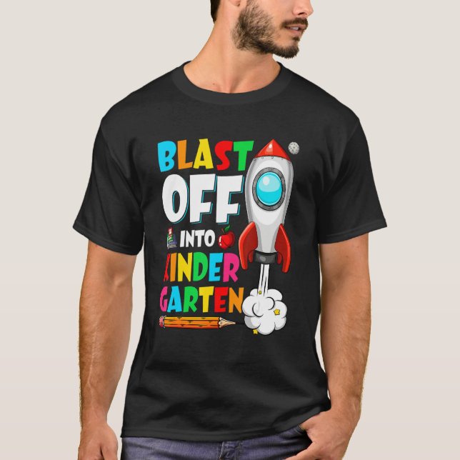 Camiseta Blast Off Into Kindergarten First Day Back To Scho (Anverso)