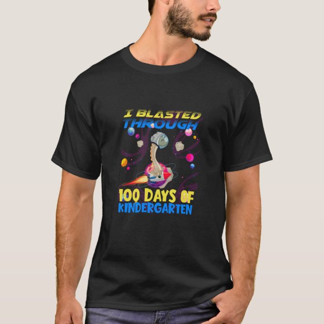 Camiseta Blasted Through 100 Days Of Kindergarten Astronaut (Anverso)