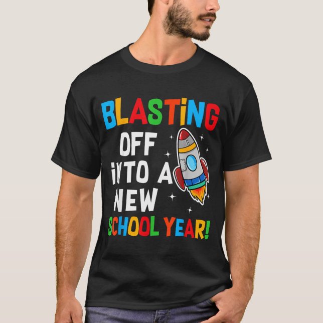 Camiseta Blasting Off Into A New School Year First Day Teac (Anverso)