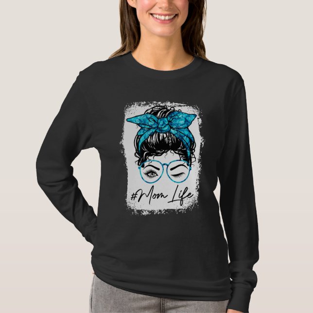 Camiseta Bleached Blue Mom Life Messy Bun Hair Wink Eye (Anverso)