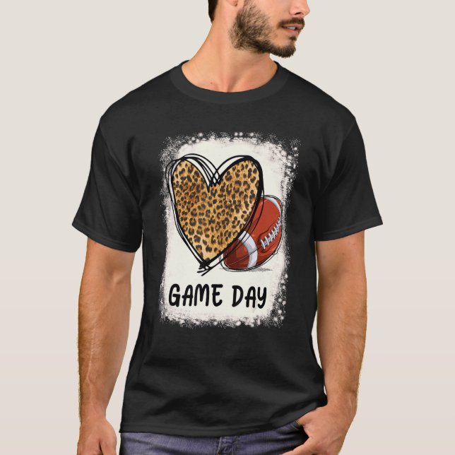 Camiseta Bleached  Game Day Football Mom Life Leopard Heart (Anverso)