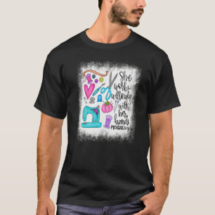 Camiseta Bleached Que Trabaja Con Su Alcantarilla De Manos