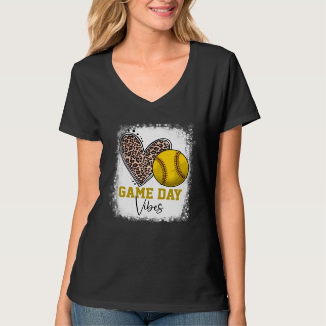 Camiseta Bleached Softball Game Day Vibes Softball Mom Moth (Anverso)