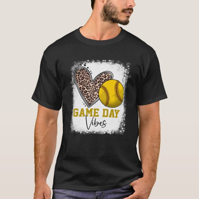 Camiseta Bleached Softball Game Day Vibes Softball Mom Moth (Anverso)