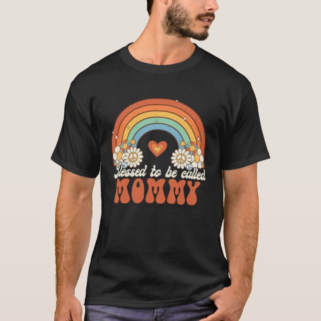 Camiseta Blessed To Be Called Mommy Groovy Rainbow Mothers  (Anverso)