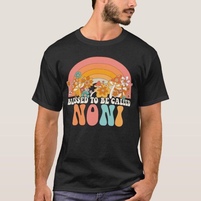 Camiseta Blessed To Be Called Noni Rainbow Groovy Hippie Mo (Anverso)