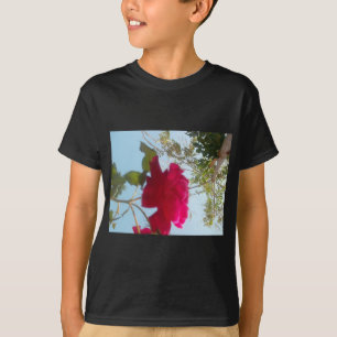 Camiseta Bloom celestial: Un Rosa contra el cielo