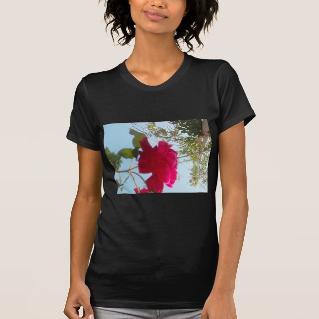 Camiseta Bloom celestial: Un Rosa contra el cielo (Anverso)